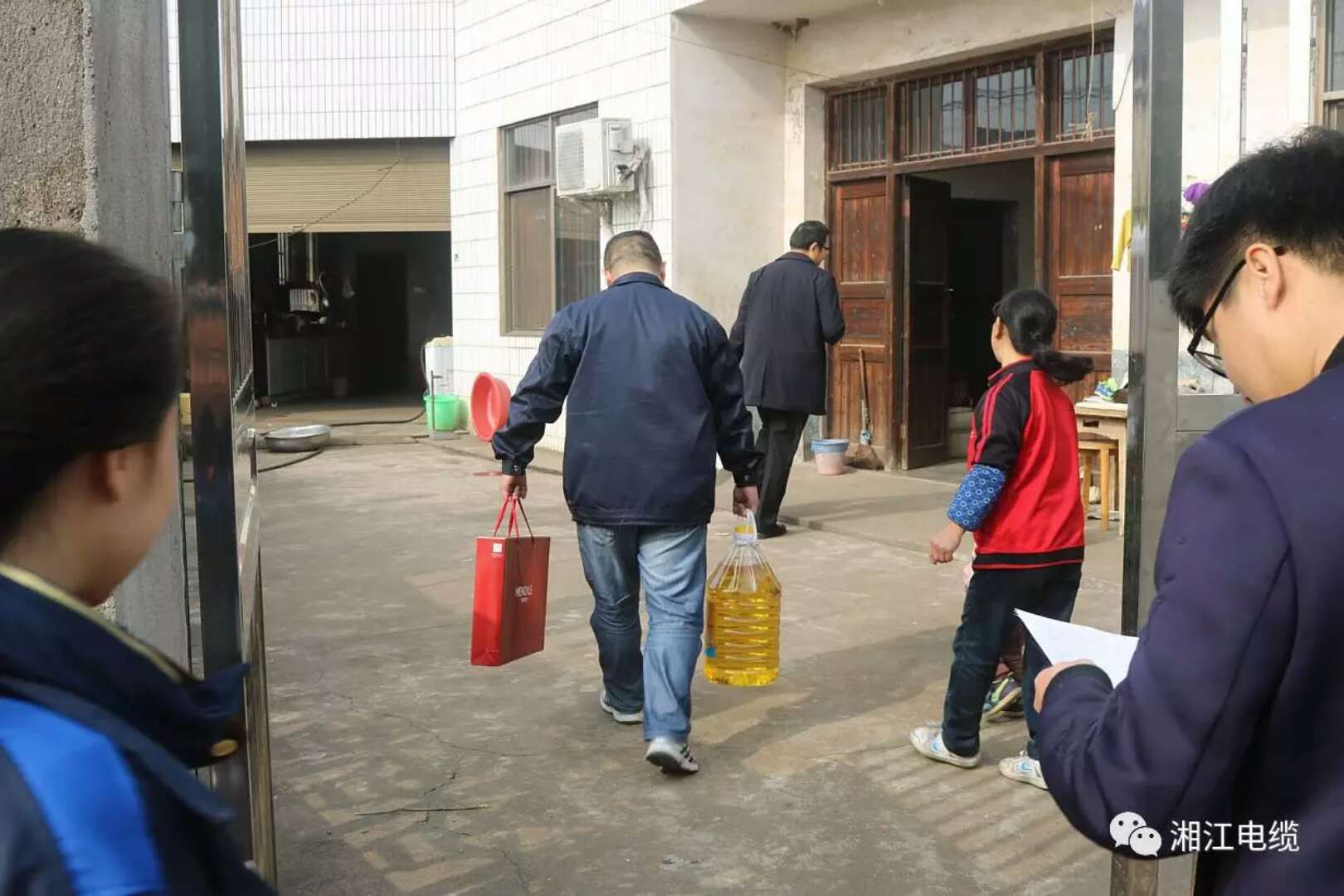 愛(ài)心凝聚力量，希望成就未來(lái)。湘江電纜參與“精準(zhǔn)扶貧”